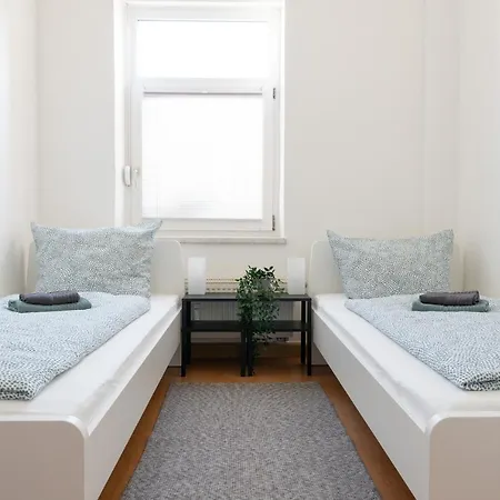  Komfortable Monteursunterkunft: 5-zimmer-wohnung Mit 6 Getrennten Betten, Couch Und Fernseher Erfurt