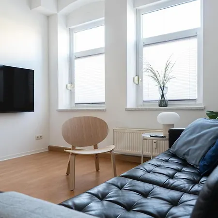  Komfortable Monteursunterkunft: 5-zimmer-wohnung Mit 6 Getrennten Betten, Couch Und Fernseher