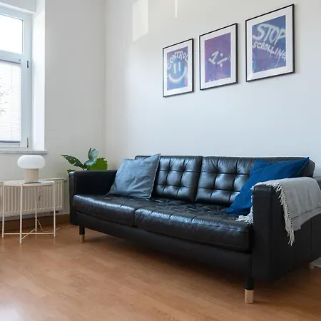 Komfortable Monteursunterkunft: 5-zimmer-wohnung Mit 6 Getrennten Betten, Couch Und Fernseher *