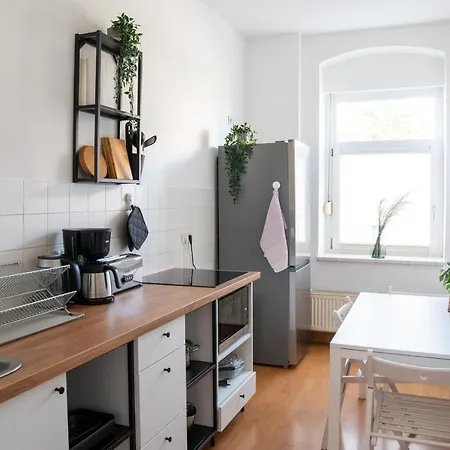 Komfortable Monteursunterkunft: 5-zimmer-wohnung Mit 6 Getrennten Betten, Couch Und Fernseher  *