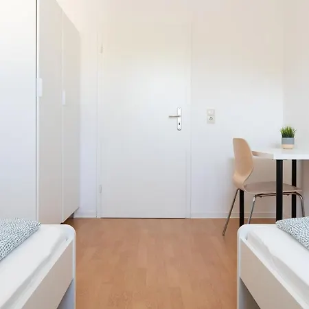  Komfortable Monteursunterkunft: 5-zimmer-wohnung Mit 6 Getrennten Betten, Couch Und Fernseher