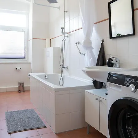 Komfortable Monteursunterkunft: 5-zimmer-wohnung Mit 6 Getrennten Betten, Couch Und Fernseher  Erfurt