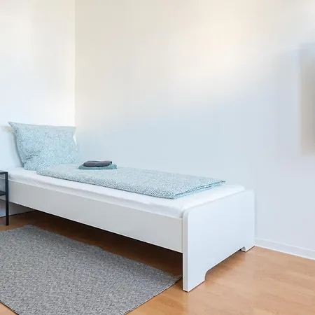Komfortable Monteursunterkunft: 5-zimmer-wohnung Mit 6 Getrennten Betten, Couch Und Fernseher アパート