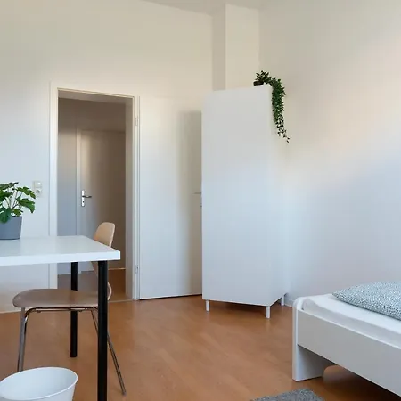 Komfortable Monteursunterkunft: 5-zimmer-wohnung Mit 6 Getrennten Betten, Couch Und Fernseher アパート *