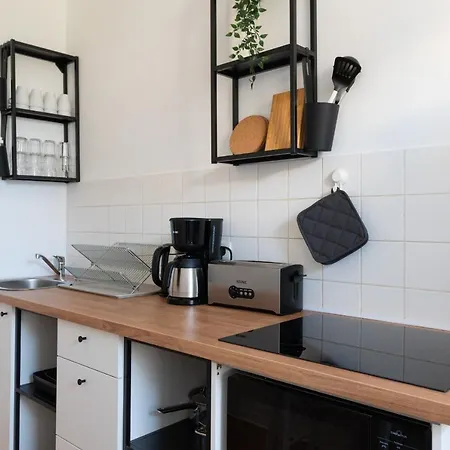 Komfortable Monteursunterkunft: 5-zimmer-wohnung Mit 6 Getrennten Betten, Couch Und Fernseher