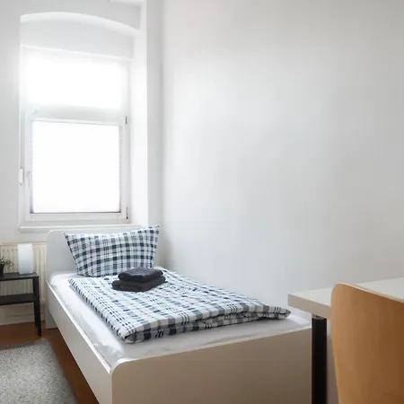 Komfortable Monteursunterkunft: 5-zimmer-wohnung Mit 6 Getrennten Betten, Couch Und Fernseher  Erfurt