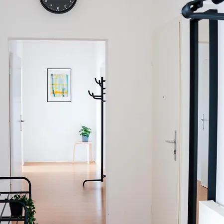 Komfortable Monteursunterkunft: 5-zimmer-wohnung Mit 6 Getrennten Betten, Couch Und Fernseher  Erfurt