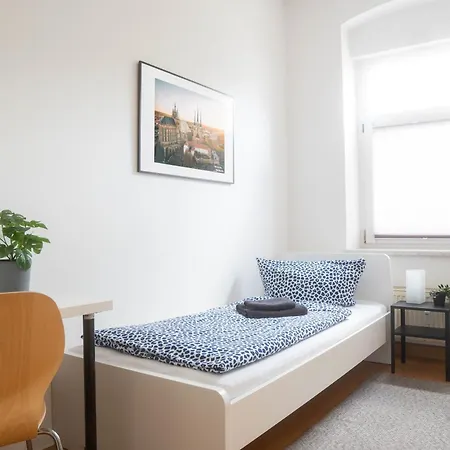 Komfortable Monteursunterkunft: 5-zimmer-wohnung Mit 6 Getrennten Betten, Couch Und Fernseher エアフルト